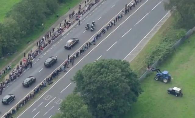 Zeki çiftçinin Kraliçe Elizabeth'in cenazesini görmek için bulduğu yöntem pes dedirtti