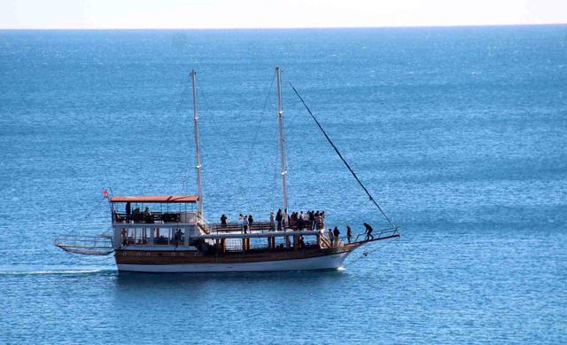 Türkiye'nin dört bir yanı soğuktan donuyor! Antalya'da ise deniz keyfi var