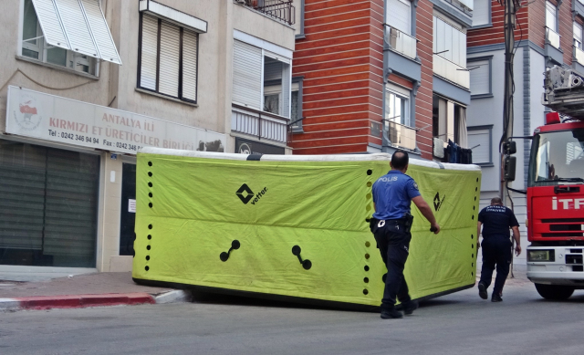 Karısına kızıp çatıya çıktı, itfaiye erlerine köşe kapmaca oynattı