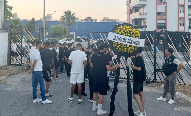 Altay taraftarı, 'İstifada bir hizmettir' diyerek tesislere siyah çelenk bıraktı