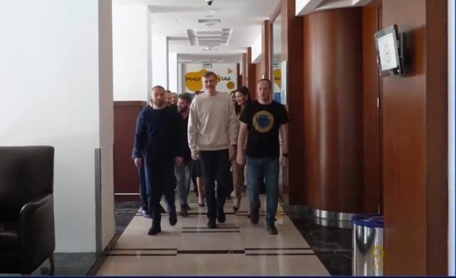 Ukrayna'nın Azov Taburu askerleri aileleriyle buluştu! Görüşmede duygusal anlar yaşandı