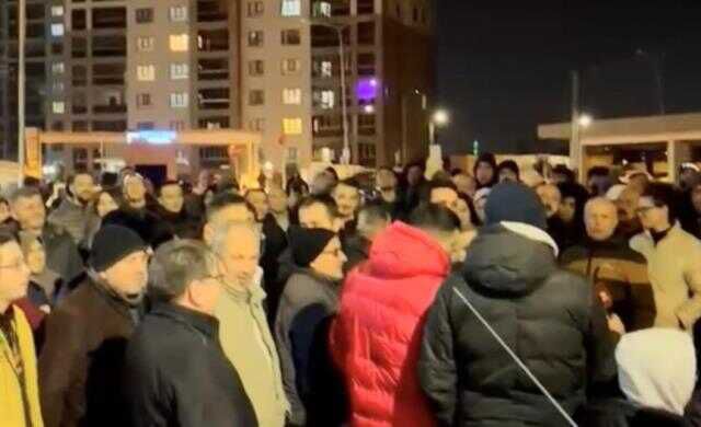 Aidata yapılan okkalı zam sonrası site sakinleri gece yarısı sokağa döküldü