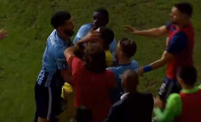 Türk futbolunun utanç gecesi! Hakem, Fenerbahçe'nin yıldızını boğazından tutup yere düşüren Rodrigues'i sadece izledi