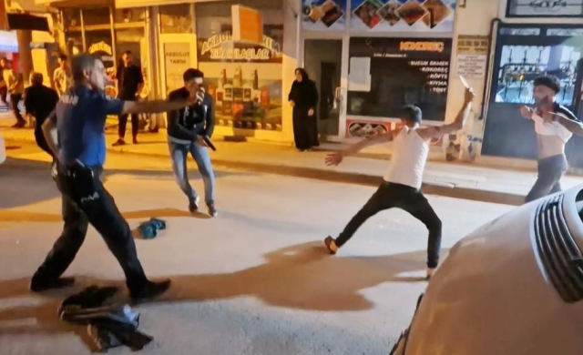 Meydan savaşı çıktı! Polise bıçak çekip saldırdılar, işte o anlar
