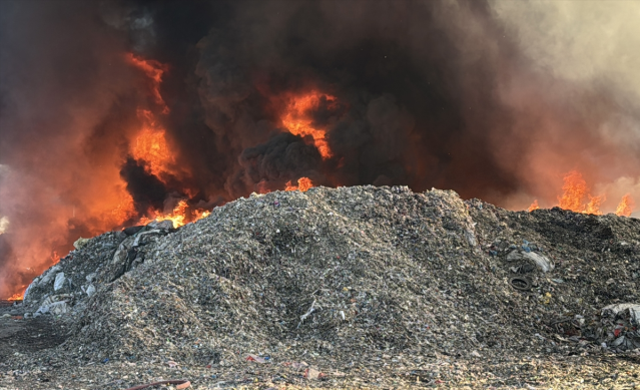 Geri dönüşüm fabrikasında yangın! Alevler çevredeki fabrikaları da tehdit ediyor