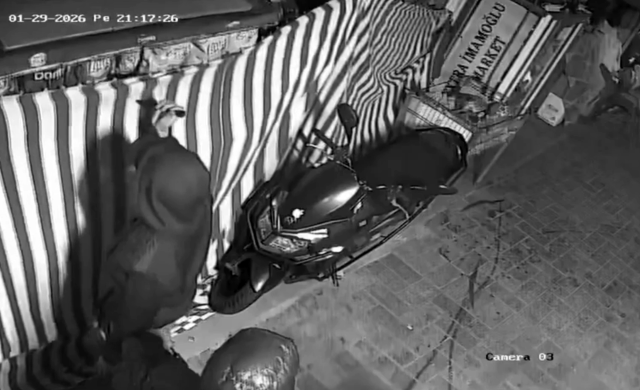 Bisikletli 3 çocuk otomobillerin lastiğini kesip, marketlerden hırsızlık yaptı