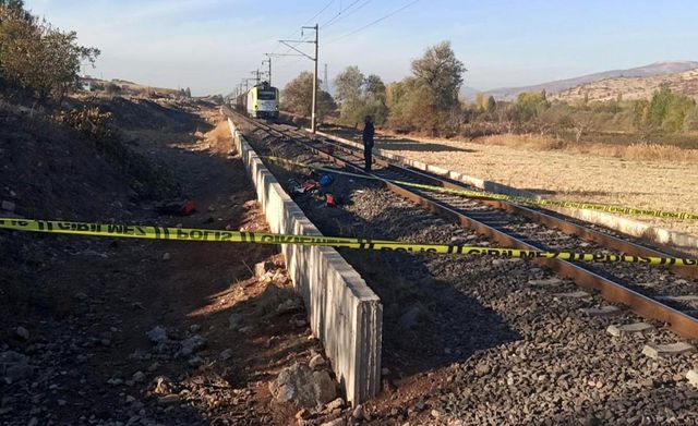 Motosikletle tren raylarından karşıya geçmeye çalışan 2 kişi trenin altında kalarak can verdi