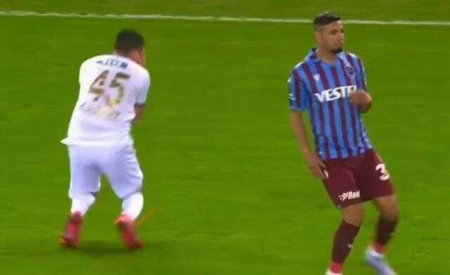 Tüm Türkiye Trabzonspor maçındaki bu pozisyonu konuşuyor! Fırat Aydınus'un kararı çıldırttı