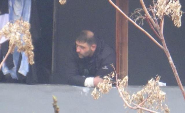 Komşusunu rehin alan silahlı saldırganı Özel Harekat Polisleri etkisi hale getirdi! O anlar kamerada