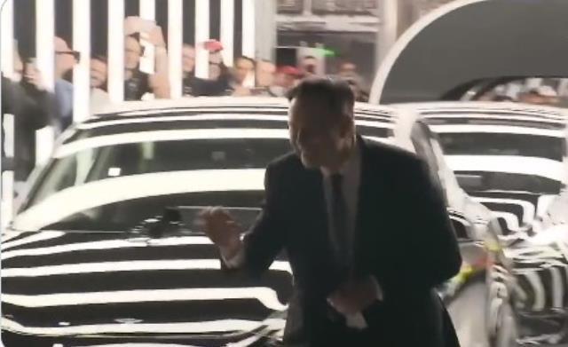 Avrupa'daki ilk Tesla fabrikasını açan Elon Musk'ın yıllar önce çektirdiği fotoğraf nereden nereye dedirtti