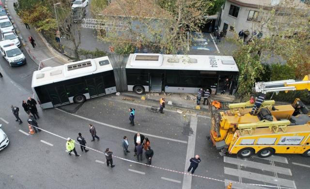 Kadıköy'de kontrolden çıkan metrobüs, yolun karşısındaki duvara çarptı: 2 yaralı