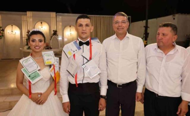 Ne çeyrek ne de gram! Belediye başkanının yeni evli çifte hediyesi düğüne damga vurdu