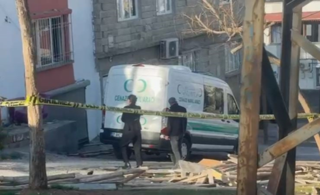 Eski eşini çocuklarının yanında bıçaklayarak öldürdü