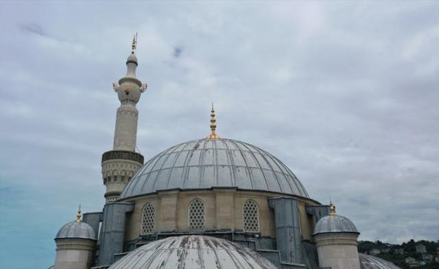 Caminin semaver şeklindeki minaresini görenler bir daha bakıyor! Musluğu bile var