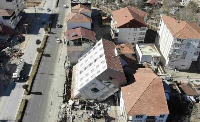 Deprem bölgesindeki ibretlik bina! Görenler fotoğraf çektirmeden geçmiyor