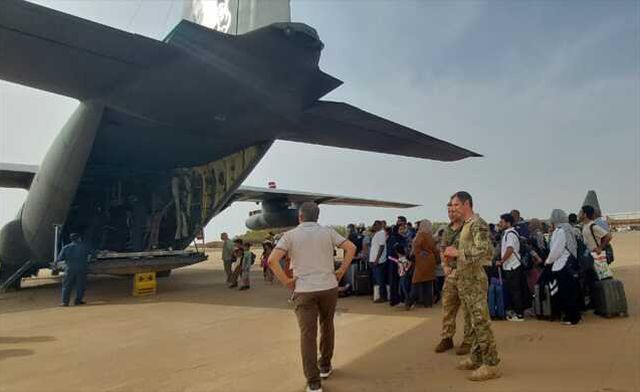 Son Dakika! Sudan'a giden Türk tahliye uçağına ateş açıldı, saldırıya uğrayan uçak emniyetle indi