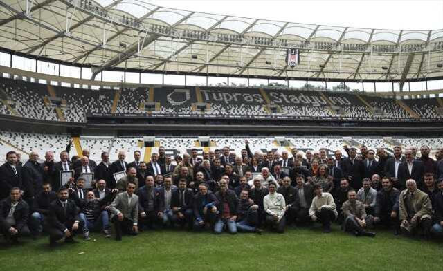 Beşiktaş'ın yeni başkanı Hasan Arat mazbatasını aldı! Futbolun başına Feyyaz Uçar getirildi