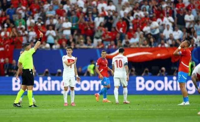 Her şey bizim lehimize! Rakibimiz Çekya 10 kişi kaldı