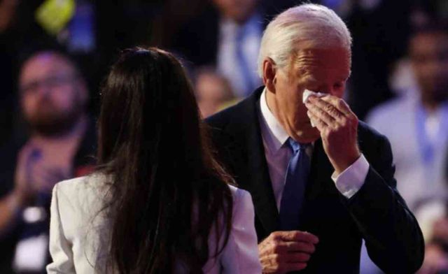 Joe Biden, Demokratik Ulusal Konvansiyon'da konuşma yaptığı sırada ağladı