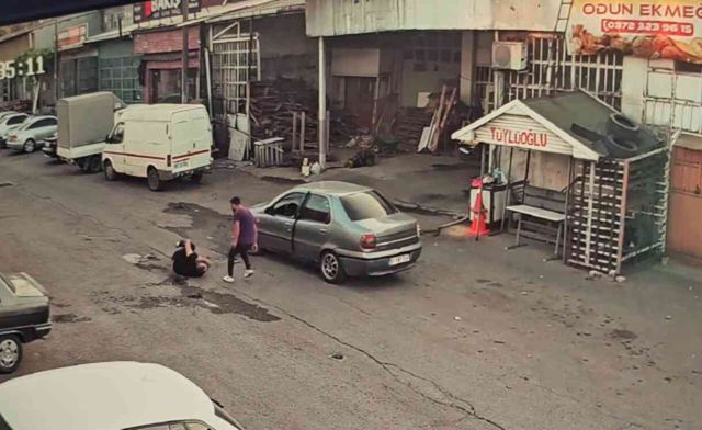 Sanayide dehşet! Otomobille çarpıp dakikalarca tekmeledikten sonra fotoğrafını çekip kaçtılar