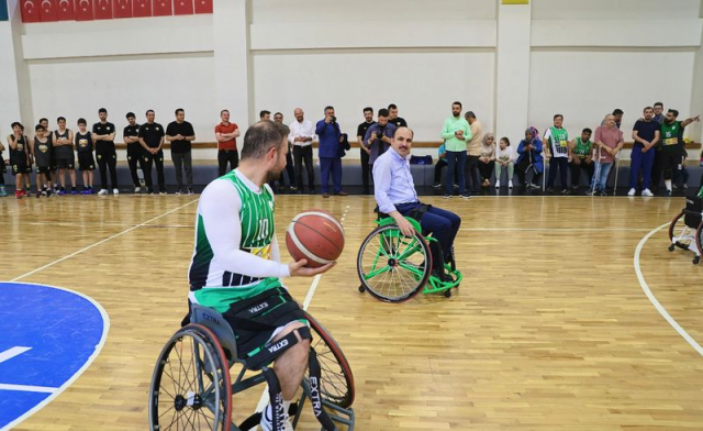 Başkan Altay Tekerlekli Sandalyeye Oturdu Engelli Basketçilerle Maç Yaptı