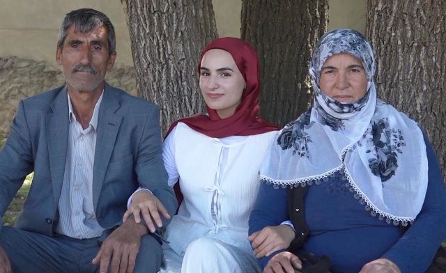 YKS çıkışı kızını çiçeklerle karşılayan baba: O dakika dünyalar benim oldu