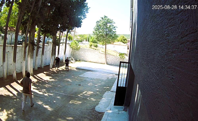 CHP'li Belediye Başkanı taş döşemek istemeyen zabıtaları sopayla dövdü