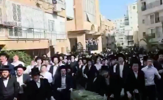 İsrail fena karıştı! 2 kadın polisi kalabalık Haredi grubun elinden zor aldılar