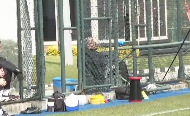 Taraftarın yüreği sızladı! Önder Karaveli, Beşiktaş antrenmanını tel örgülerin arkasından izledi