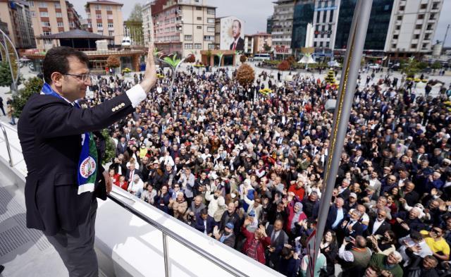 İmamoğlu, Rize'de halkı selamlarken Cumhurbaşkanı Erdoğan da kadraja girdi