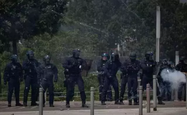 Fransa'da protestoları bastırmak için zırhlı araçlar devreye girdi