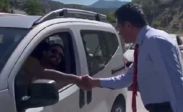 Mustafa Sarıgül, bayram için Erzincan'a gelenleri şehrin girişinde karşıladı