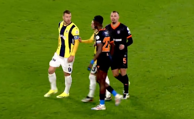 Fenerbahçe maçında olay: Kafa attı, kırmızı kart gördü