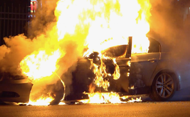 Otomobil devi durduğu yerde alev alan araçlar için harekete geçti! Binlercesini geri çağırdılar