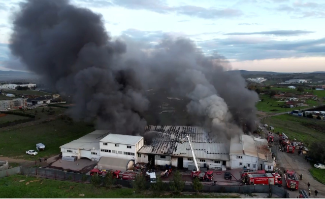 Kauçuk fabrikasında yangın! Dumanlar gökyüzünü kapladı