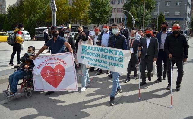 Vali, görme engelli bireylerin sorunlarını gözüne taktığı bandajla yürüyerek gördü