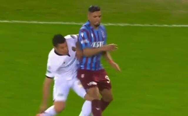 Tüm Türkiye Trabzonspor maçındaki bu pozisyonu konuşuyor! Fırat Aydınus'un kararı çıldırttı