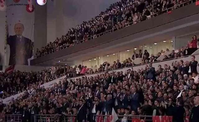 MHP'de büyük kurultay günü! Talihsiz bir kaza yaşayan Bahçeli'nin kürsüye kol askısıyla çıktığı görüldü