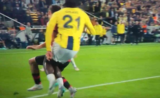 Jose Mourinho kırmızı kart gördü