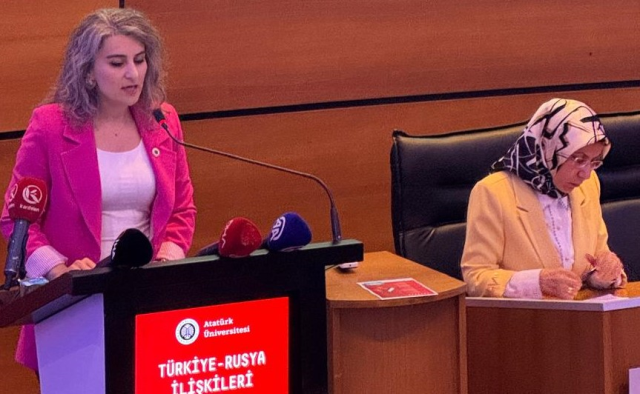 Panelde sunum yapan akademisyen aniden fenalaştı