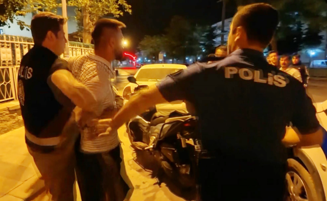 Erkek arkadaşından ka&ccedil;arken yakalandı, kendini k&ouml;pr&uuml;den atmak istedi