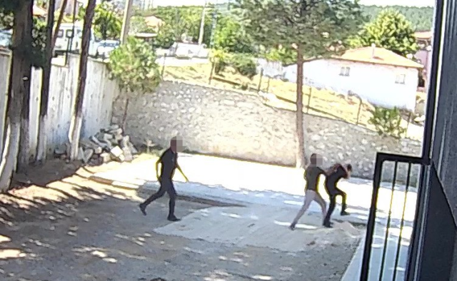 Belediye Başkanı, zabıtaların sırtında sopa kırdı