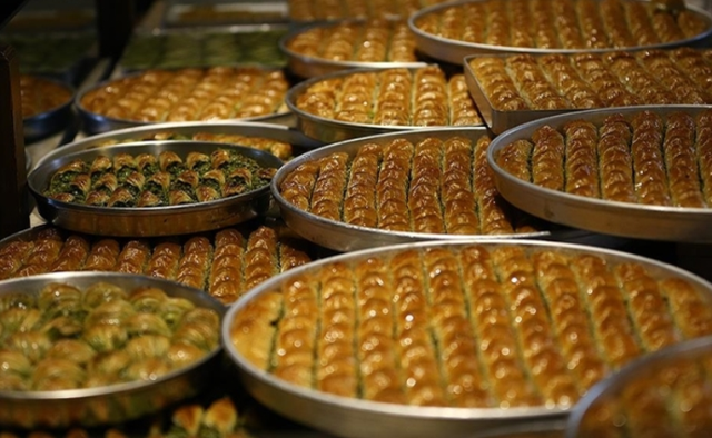 Baklavanın şerbeti sıcak mı dökülür, soğuk mu dökülür?