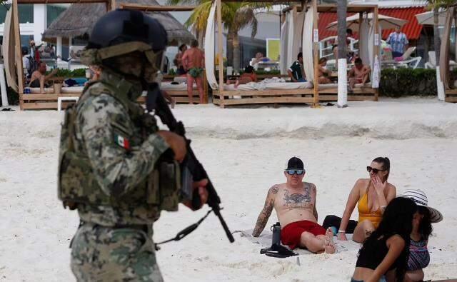 Şiddet olaylarının zirve yaptığı Meksika'da yüzlerce asker turistleri korumak için plajlarda devriye gezmeye başladı