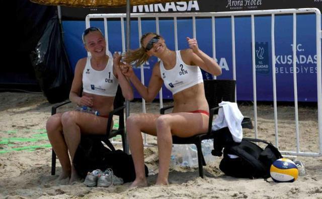 Plajda nefes kestiler! Tribünler güzelliğiyle büyülen kadın voleybolculardan gözünü alamadı