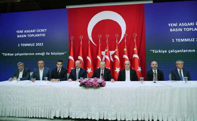 Asgari ücret açıklamasında Cumhurbaşkanı Erdoğan'ın 'Gırtlağımızı sıkmasınlar' sorusu afallattı