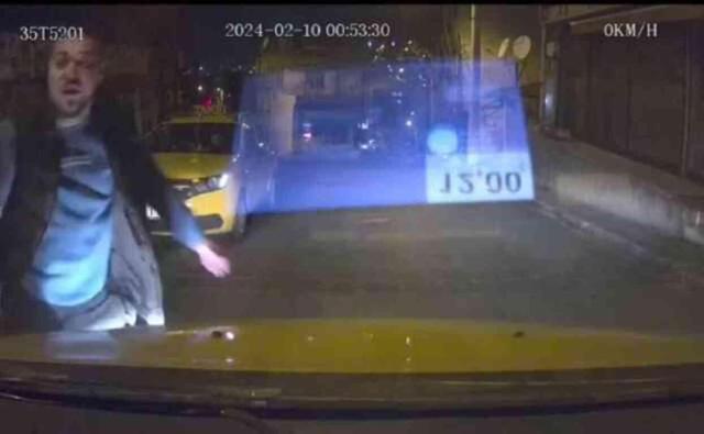 Taksi şoförü aracına binen kadını kovalayan şahsın yumruklu saldırısına uğradı