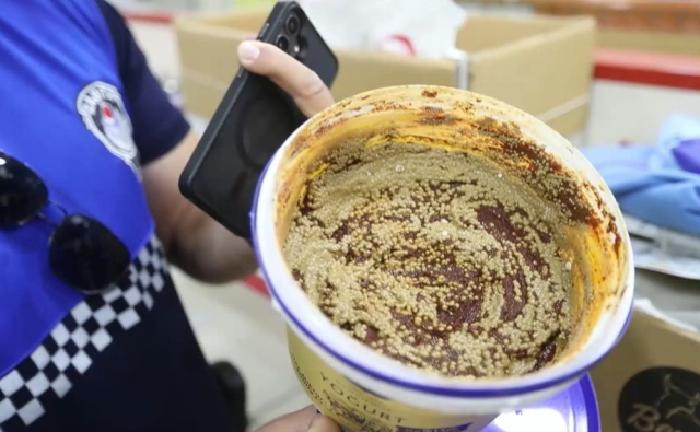 Zabıtaya 'Seni vururum' diyen esnafın marketinden çıkanlar mide bulandırdı