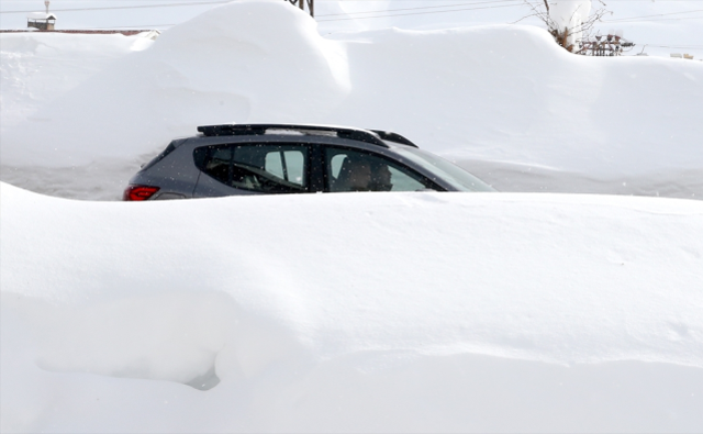Bitlis'te kar kalınlığı trafik lambalarına kadar ulaştı