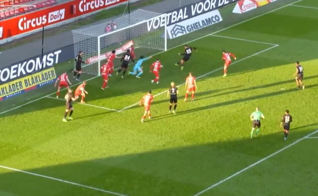 Boş kaleye gol atamadı